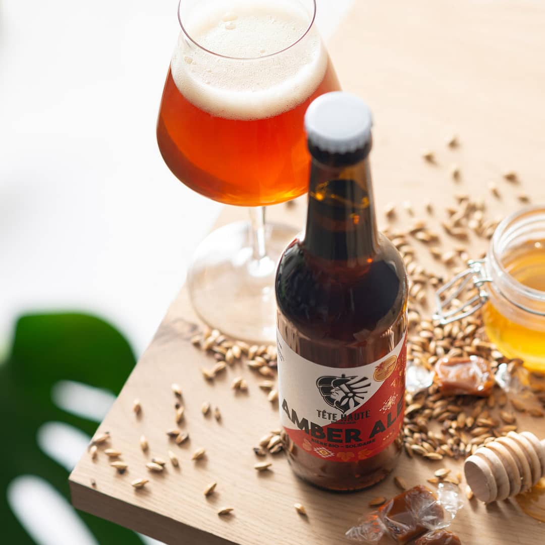 amber ale de la brasserie Tête Haute par adopte un brasseur avec verre de bière
