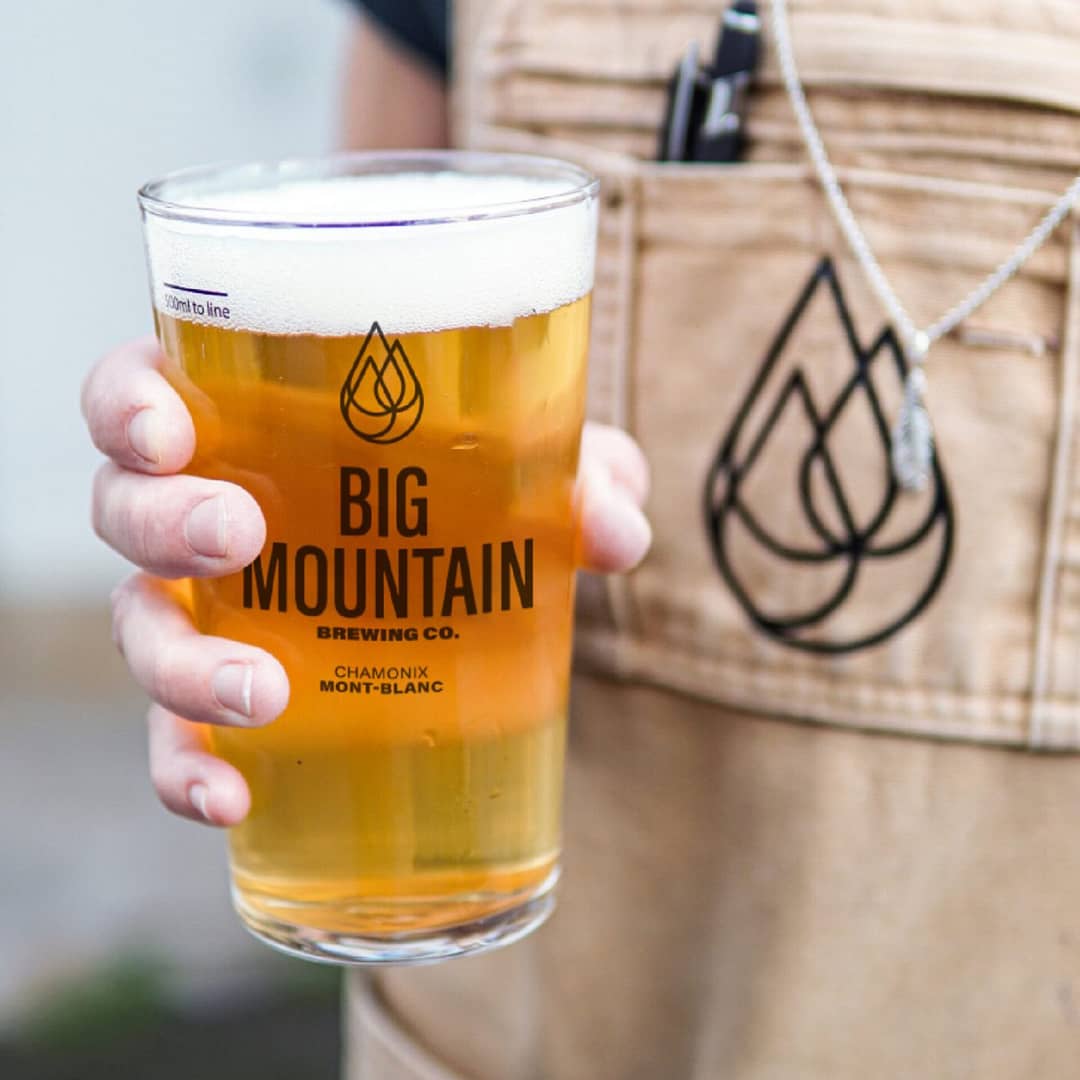 NEIPA de la brasserie artisanale Big Mountain Brewing Company par adopte un brasseur avec verre de bière