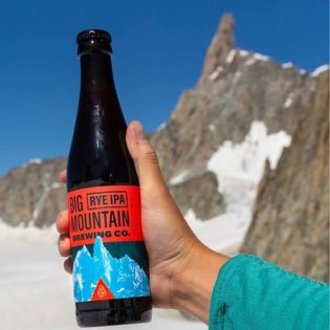 RYE IPA de la brasserie artisanale Big Mountain Brewing Company par adopte un brasseur avec verre de bière et montagne