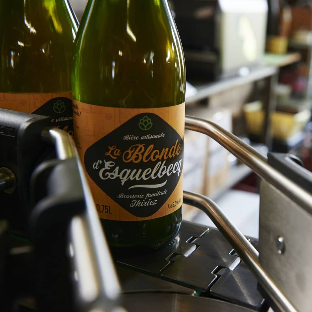 Une bouteille de bière blonde d'Esquelbecq en production
