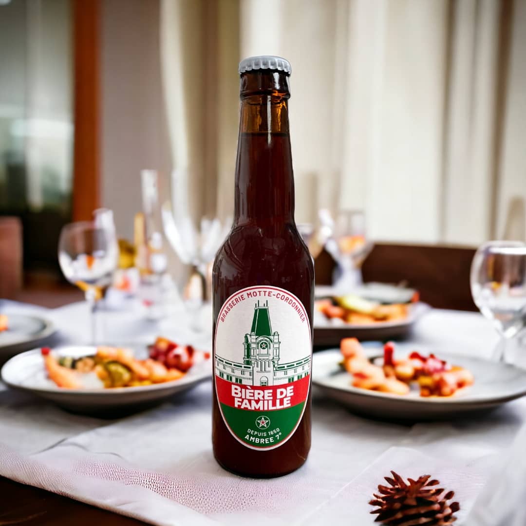 Bière de famille Brasserie Motte-Cordonnier - Bière de Noël sur une table de Noël