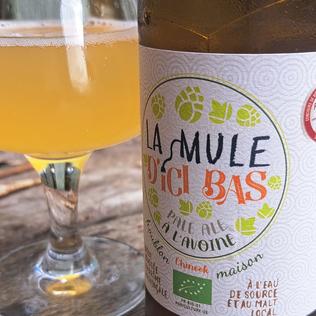 Bière la mule d'ici bas par la brasserie Vieille Mule en Drôme provençale et son verre