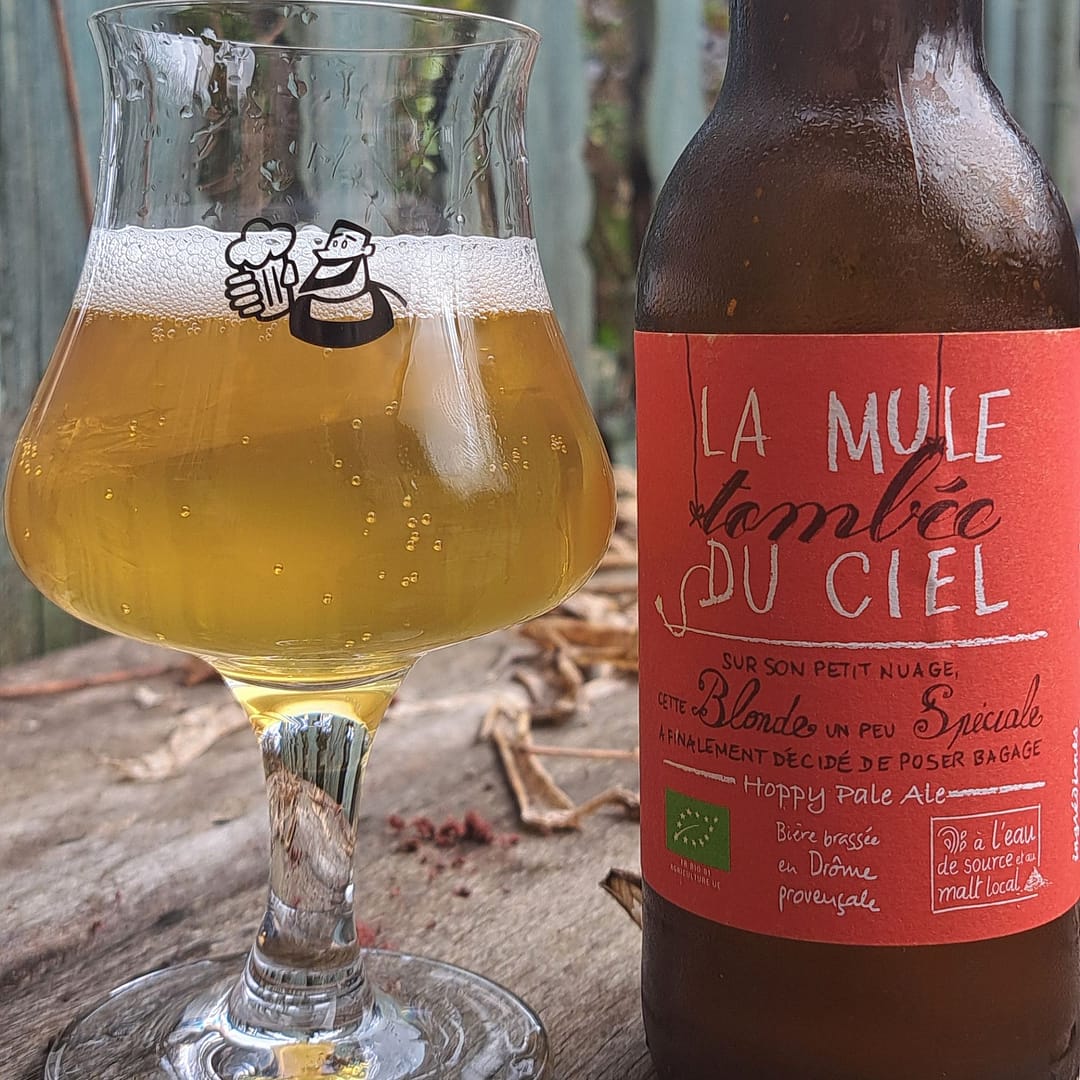 Bière la mule tombée du ciel et son verre par la brasserie Vieille Mule en Drôme provençale