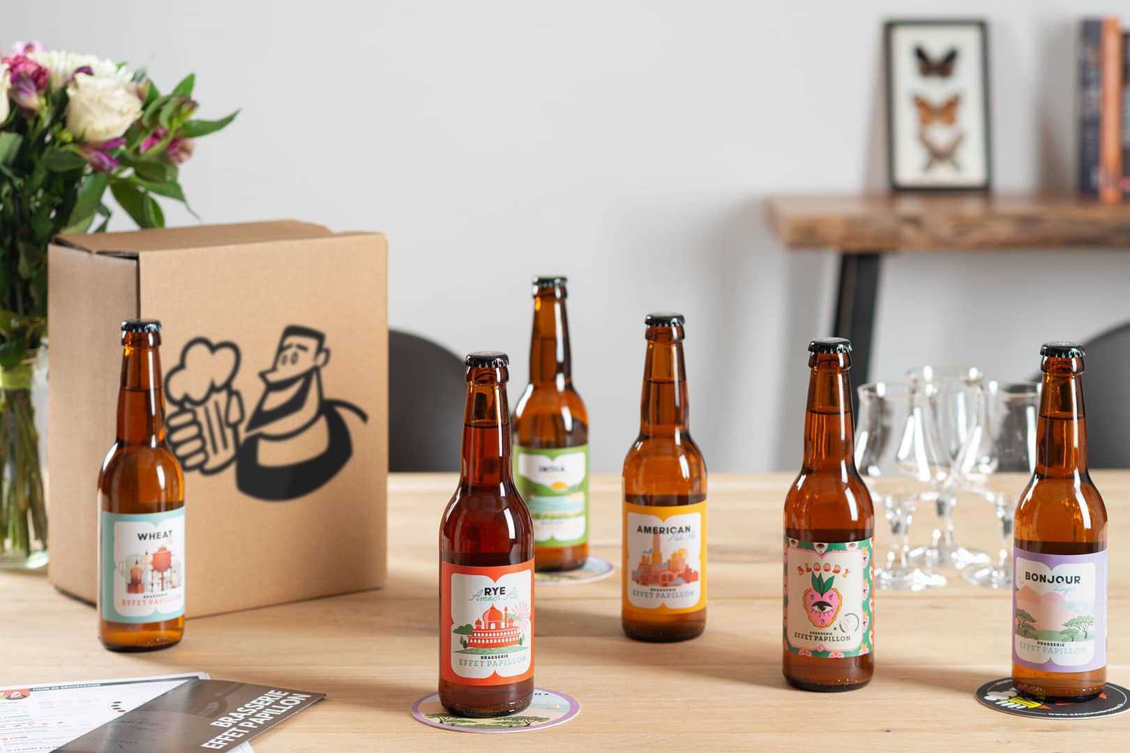 box bières à offrir: 6 bouteilles de bières artisanales posées sur une table à manger
