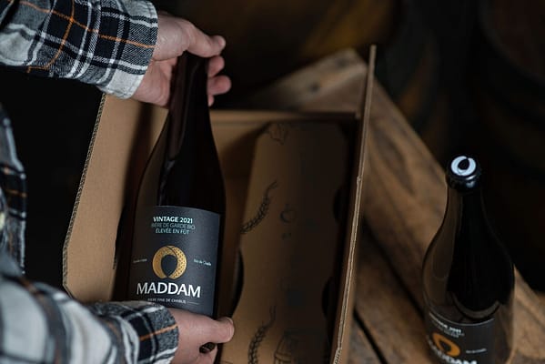 mains tenant une bière artisanale d'exception vieillie en fût de bois