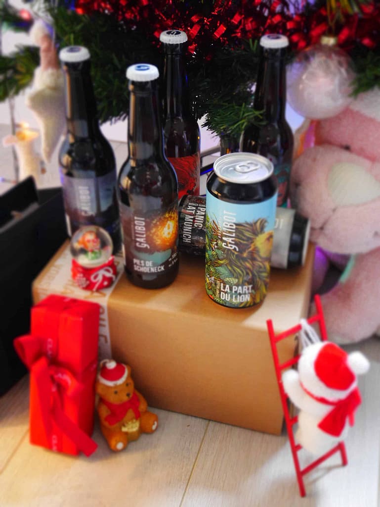 box de bières sous un sapine de Noël