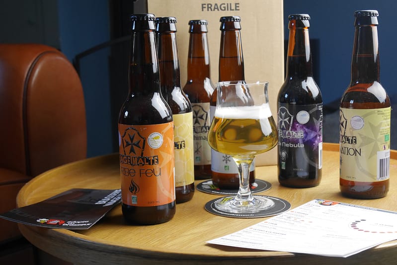 box de bières de la brasserie mage malte avec livret explicatif et fiches de dégustation - adopte un brasseur