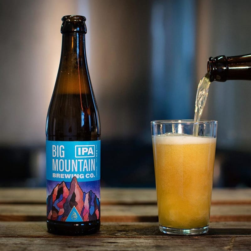 IPA de la brasserie artisanale Big Mountain Brewing Company par adopte un brasseur avec verre de bière