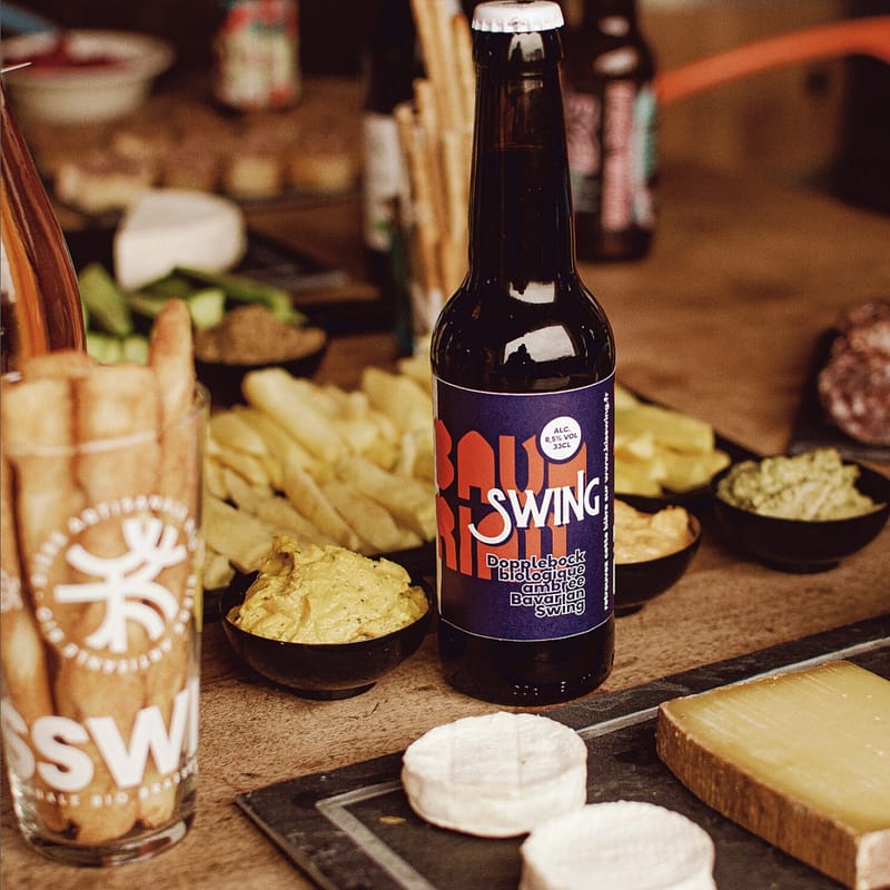 Bouteille de bière Bière Bavarian Swing Doppel bock sur une table par KissWing