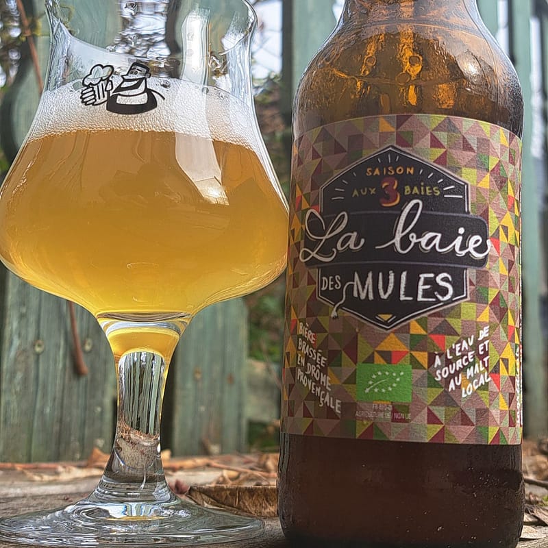 Bière la baie des mules par la brasserie Vieille Mule en Drôme provençale et son verre.