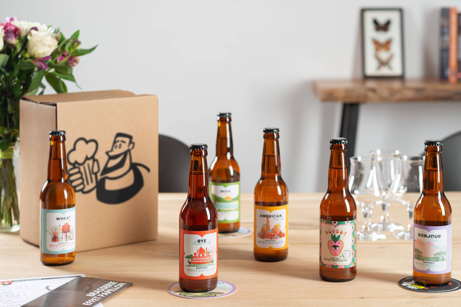abonnement de box bières à offrir: 6 bouteilles de bières artisanales posées sur une table à manger